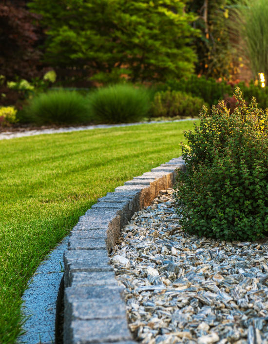 Gartenbau mit Randstein, gepflegtem Rasen und schön angelegtem Garten von Baum- & Gartenpflege Köllmann in Lüneburg & Umgebung