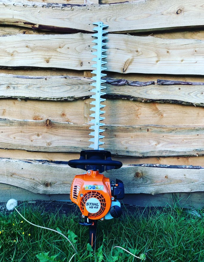 Heckenschere von Stihl im Einsatz – Baum- & Gartenpflege Köllmann