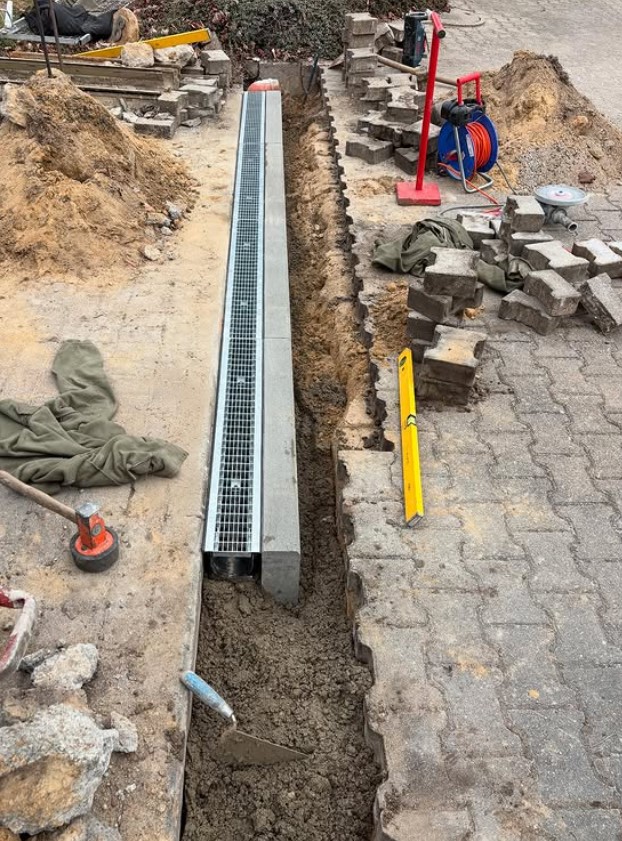 Regenablaufgitter fachgerecht in Pflasterbett eingebaut – Baum- & Gartenpflege Köllmann